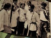 梁家庵村 我们在1974年4月一日来到梁家菴大队插队这是汉中日报记者来队上拍的照片大队书记李建荣和知青在一起