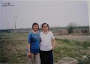 史村 50年后，回史村，我和尤靜贤在史村第七生产队的田地合影留念。