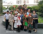白银纳村 白银纳乡少数民族少年在上海参加全国比赛，原上海知青探望慰问艺术团的领导和小队员们