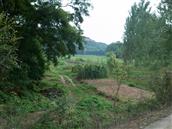 柳峪沟村 原三岔河村前原来是水库，现在是湿地，对面的小山是打石洼山。