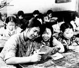 吴地村 时任民师的福州知青唐云英辅导吴地佘元小学生照片。