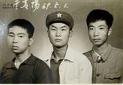 江村 1969年5月1日摄于青阳蓉城镇
胜利公社四新大队合肥知青左起梁永生、李向荣、黄健