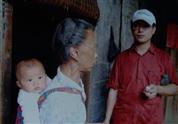 利水村 这是我妺利水知青阿萍抱着我大女儿的照片。