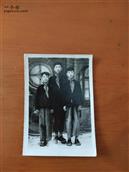 明伏村 这是1958年我们小学四年级三位同学的照片，看还有谁能认的出来吗？