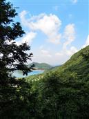 鹿田村 仙瀑洞口摄，蓝天白云，青山绿水好美啊