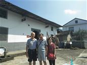 桂花村 当年知青们生活的住房，现粉刷一新，知青们留个纪念照。