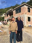 银营村 银营大塘坑里坑，当年知青黄先生与原生产队队长李庆生合影，后面背景是生哥新建的楼房。