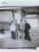 涝峪口天桥村 72年10月在三原县委门口写真。訂証