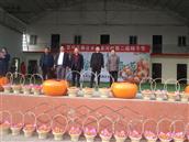 蔺家河村 2020年10月29日蔺家河柿子采摘节。支村两委干部向来宾表示感谢