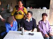 罕等村 2005年5月回到第二故乡陇川县罕等村曼允生产队和老杜家人合影！
