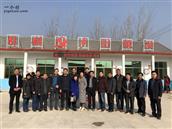 东汪上村 县文化和旅游局领导及书法家画家到村里送春联送祝福。
