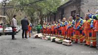 大溪村社区 表彰辛苦劳作的环卫工人。