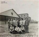 西魏村 1969年《体委干校》学生班的同学在东院机场合影