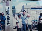 前朱堡村 北京知青离村三十年后，与插队时老房东之子、儿媳合影。