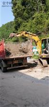 佛照村 佛照村多处道路滑坡，导致交通中断，村委会组织挖掘机进行清理，确保道路交通安全。