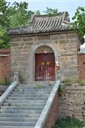 庄家庄村 在村里主要街道旁，有一座小庙，坐北朝南，俯视着过往行人。