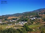 紫阳村 宁静的乡村，丰收的景象，蓝天白云，衬印苍山背面的新农村建设。