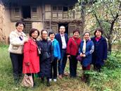 第五村 长寿中学下乡50周年回新堡子村纪念活动，女知青与房东之孙合影。