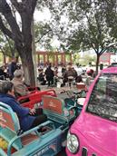 闫刘村 村里的老人们自发的聚在一起，会唱的唱，会拉的拉，个个悠闲自得。