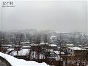 张棉村 冬天的村庄被白雪覆盖，像是裹了一层厚厚的毛毯