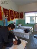 平原村 这些照片是平原村卫生室薛医生在给生病的村民做针灸治疗。