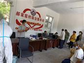 郝家窑村 医务人员在村委会为村民们做核酸检测