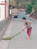 穿衣溪村 村民正在清扫公路卫生