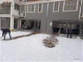 凤山村 暴雪突降，下满整个路面，村两委和村民志愿者一同扫雪清理路面积雪，让村民平安出门😄 😄 😄 
