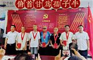 杨家巷村 村党支部为五十年党龄的老党员颁发证书。