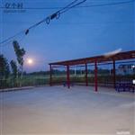 后孙村 乡村的夜晚
 
夜幕，如一块巨大的黑色绒布，缓缓地覆盖了整个乡村。白日里的喧嚣与热闹，都随着那渐渐黯淡的天色，被悄然收纳进了时光的褶皱里。
 
路灯，像忠诚的卫士，在寂静的村道两旁依次排开。它们闪烁着温暖而柔和的光芒，努力地驱散着周围的黑暗。那光芒，在这无边的夜色里，显得格外珍贵，仿佛是夜的眼睛，默默地注视着这片宁静的土地。
 
而在那高远的天空中，明亮的月亮正冉冉升起。它宛如一颗被精心打磨过的白玉盘，散发着清冷而圣洁的光辉。那光芒，如同瀑布一般，倾洒而下，轻柔地抚摸着乡村的每一寸土地。
 
村头的池塘，在月光的照耀下，宛如一面巨大的银镜。水面波光粼粼，像是无数颗细碎的钻石在闪烁。偶尔，一阵微风吹过，水面上便泛起层层涟漪，打破了那原本平静如镜的画面。池塘里的荷叶，在月光下投下一片片黑影，仿佛是一幅天然的水墨画。荷叶上的水珠，在月光的映照下，晶莹剔透，宛如一颗颗珍珠，随时都有可能滚落下来。
 
不远处的凉亭，也被月光照亮了。它静静地矗立在那里，像是一位历经沧桑的老人，默默地守护着这个乡村。凉亭的柱子在月光下投下长长的影子，仿佛是它伸展的手臂，想要拥抱这美好的夜色。亭顶的瓦片，在月光的照耀下，闪烁着淡淡的银光，显得格外古朴而典雅。
 
此时，整个乡村都沉浸在这如梦如幻的月色里。偶尔传来的几声犬吠，打破了夜的寂静，却又很快被这无边的夜色所吞没。远处，传来了几声蛙鸣，那清脆的声音，仿佛是大自然奏响的夜曲。
 
我静静地站在这乡村的夜色里，感受着这宁静而美好的一切。心中的烦恼与疲惫，都随着这轻柔的月光，渐渐消散。在这乡村的夜，我仿佛找到了心灵的归宿，那是一种远离喧嚣、回归自然的宁静与满足。
 
夜，还在继续；月光，还在流淌。而这乡村的夜，将永远铭刻在我的记忆深处，成为我心中最美好的回忆。