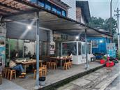 西泉村   西泉村历史文化厚重。抗战时期，国民政府主席林森等要员在此建起公馆，西泉小学、西泉中学等也应运而生，著名小提琴演奏家马思聪曾到此举办演唱会。西泉烈士陵园建于1967年，位于该村5组，是铜梁区级文物保护单位、重庆市爱国主义教育基地。
   西泉村的黑山羊米线是当地特色美食，深受食客喜爱。制作工艺：选用新鲜羊大骨，配以秘制中草药香料，运用祖传的哼调羊肉汤锅制法熬制汤底，再加入当地特有的米线，煮制而成。口味特点：具有汤鲜味美、营养滋补的特点，米线入口爽滑劲道。当地食客还喜欢加入干海椒，增添胡辣粉的干香风味。价格与份量：价格实惠，如一碗羊肉米线售价14元，且份量足，能让食客吃得满足。