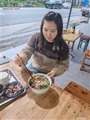 西泉村   西泉村历史文化厚重。抗战时期，国民政府主席林森等要员在此建起公馆，西泉小学、西泉中学等也应运而生，著名小提琴演奏家马思聪曾到此举办演唱会。西泉烈士陵园建于1967年，位于该村5组，是铜梁区级文物保护单位、重庆市爱国主义教育基地。
   西泉村的黑山羊米线是当地特色美食，深受食客喜爱。制作工艺：选用新鲜羊大骨，配以秘制中草药香料，运用祖传的哼调羊肉汤锅制法熬制汤底，再加入当地特有的米线，煮制而成。口味特点：具有汤鲜味美、营养滋补的特点，米线入口爽滑劲道。当地食客还喜欢加入干海椒，增添胡辣粉的干香风味。价格与份量：价格实惠，如一碗羊肉米线售价14元，且份量足，能让食客吃得满足。